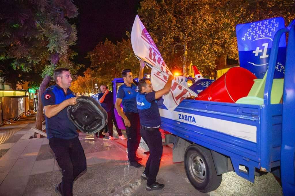 Karşıyaka’da işgal malzemeleri kaldırıldı