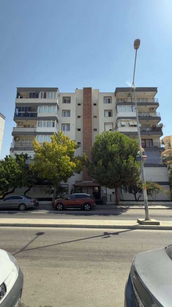 Gaziemir’deki riskli binada dönüşüm bekleniyor