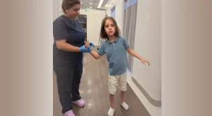 Tekerlekli sandalye ile geldi, annesinin elinden tutup çıktı