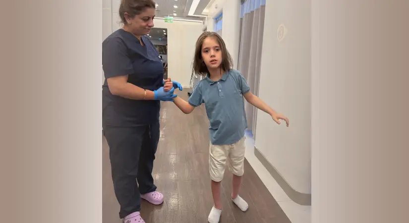 Tekerlekli sandalye ile geldi, annesinin elinden tutup çıktı