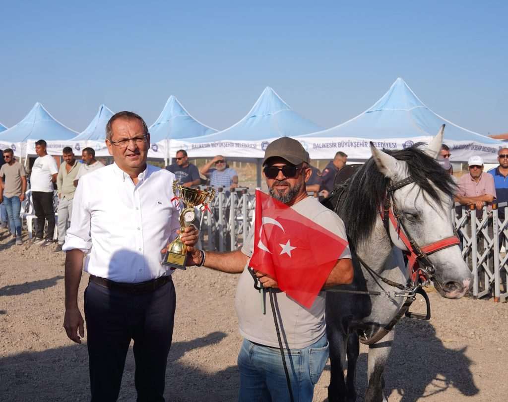 Ayvalık’ta İlk Kez Rahvan At Yarışları Düzenlendi