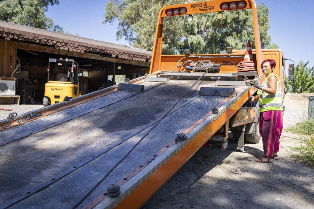 Büyükşehir’in kadın çekici operatörü tabuları yıktı