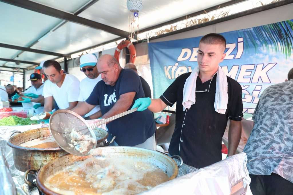 Aliağa’da Av Sezonu ‘Balık-Ekmek’ İkramıyla Açıldı