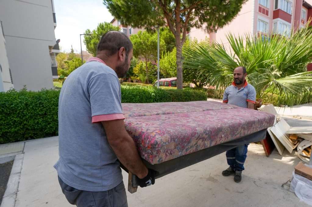 Gaziemir’de sokağa mobilya atığı bırakana büyük ceza!