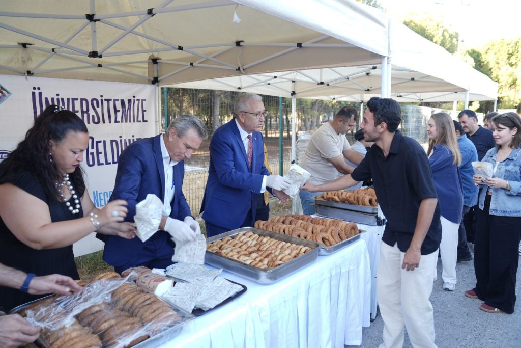 Rektör Prof. Dr. Budak’tan öğrencilere “boyozlu” karşılama