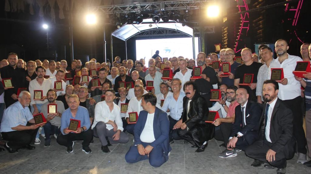 25 yıllık berber ustalara plaket