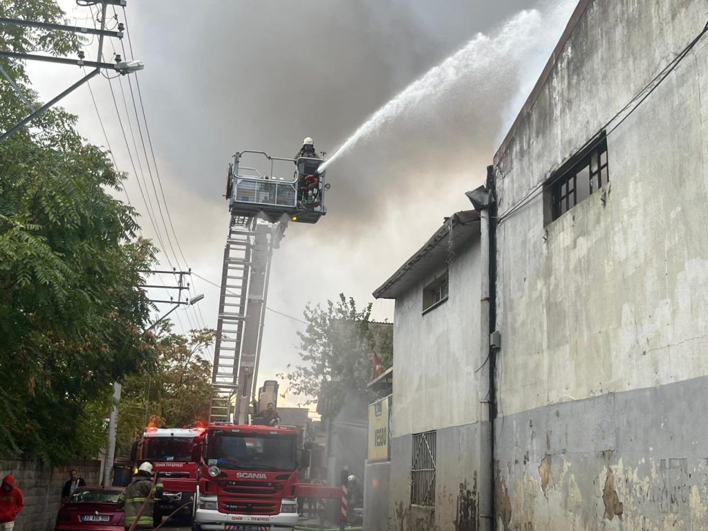 Bornova’da depo yangını!
