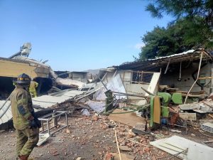 Bayraklı’daki patlamada yaşlı adamı itfaiye kurtardı