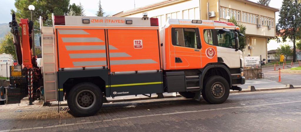 İzmir İtfaiyesi deprem sonrası destek için Sındırgı’da
