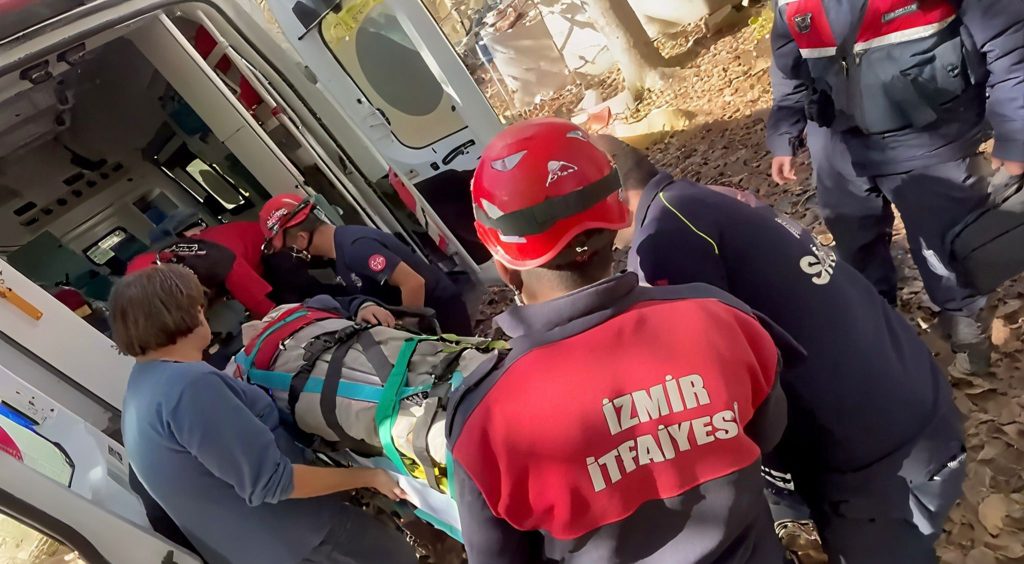 Ödemiş’te kuyuya düşen yaşlı adam kurtarıldı