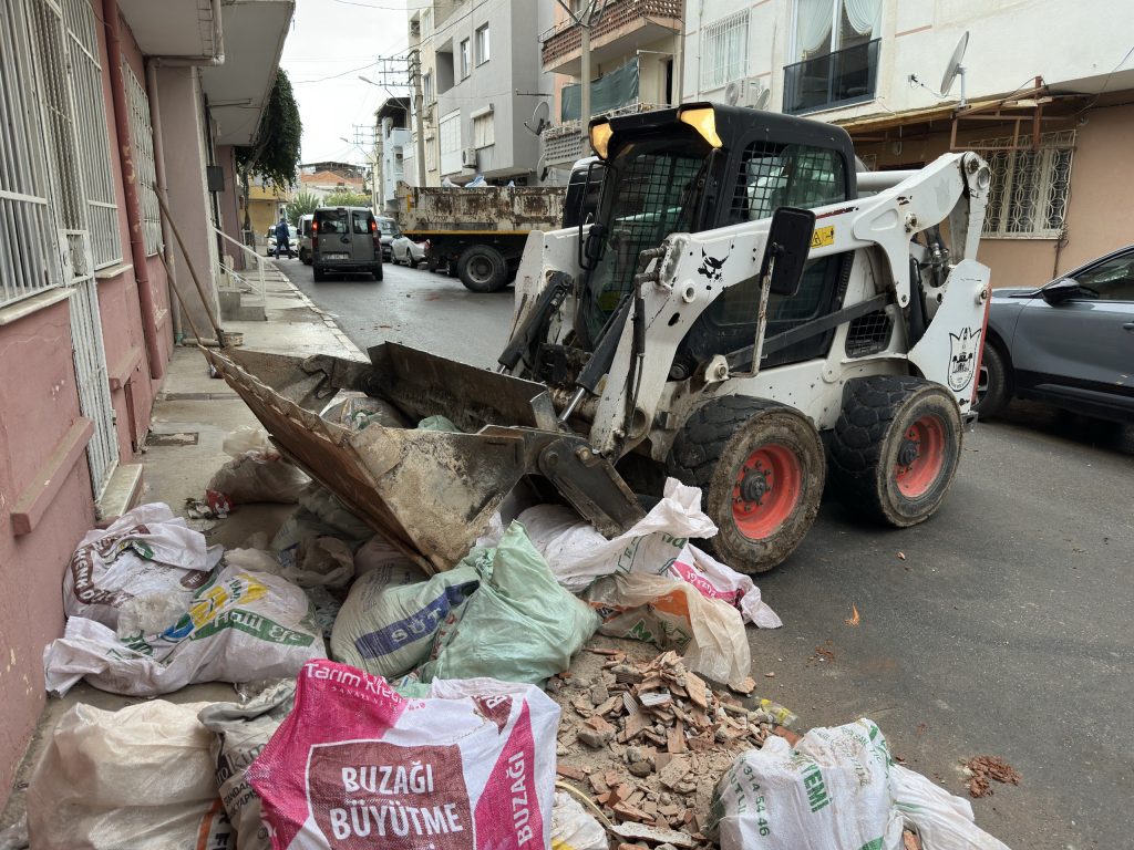 Konak’ta sokağa moloz dökene ceza!