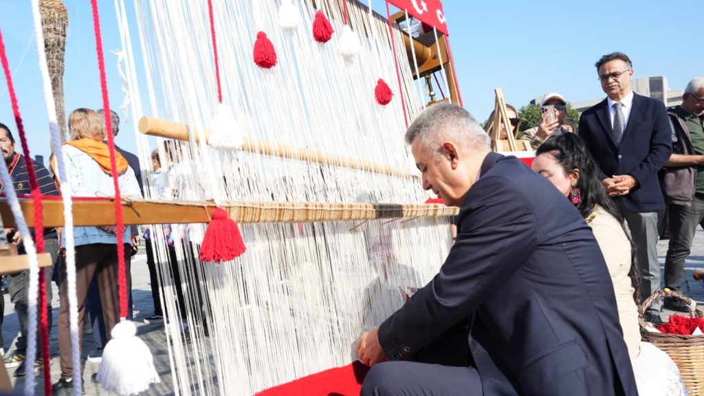 Türk Bayrağı’na ilk ilmeği Vali Elban attı