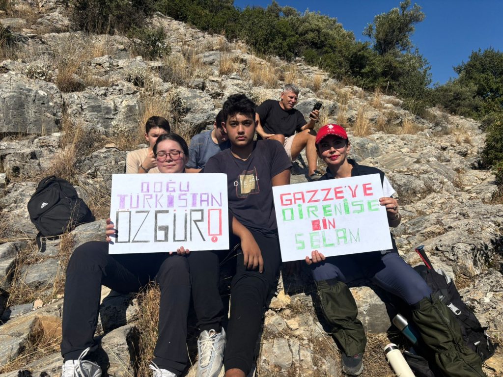 Gençlerden Filistin ve Doğu Türkistan’a Destek Yürüyüşü