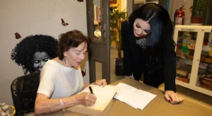 Sultan 5. Murad’ın torunu Kenizé Mourad İzmir’de Edebiyatseverlerle Buluştu