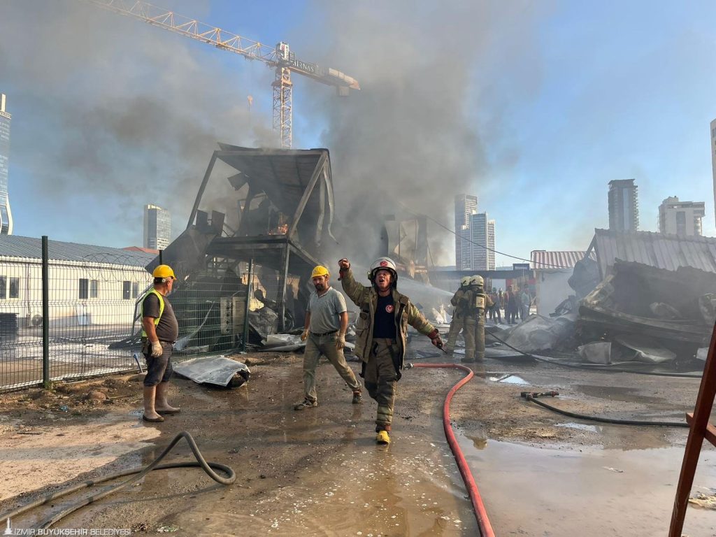 Bayraklı’da konteyner yangını!