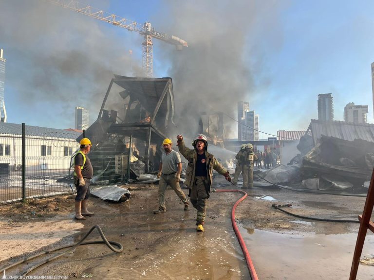 Bayraklı’da konteyner yangını!