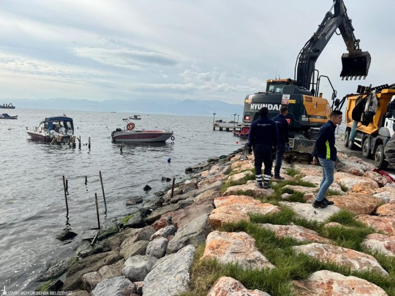 Karşıyaka’daki kaçak iskeleler yıkılıyor