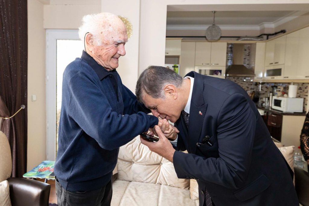 Tugay lise öğretmenini ziyaret etti