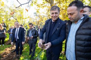 Tugay Beydağ’da kestane üreticileri ile bir araya geldi