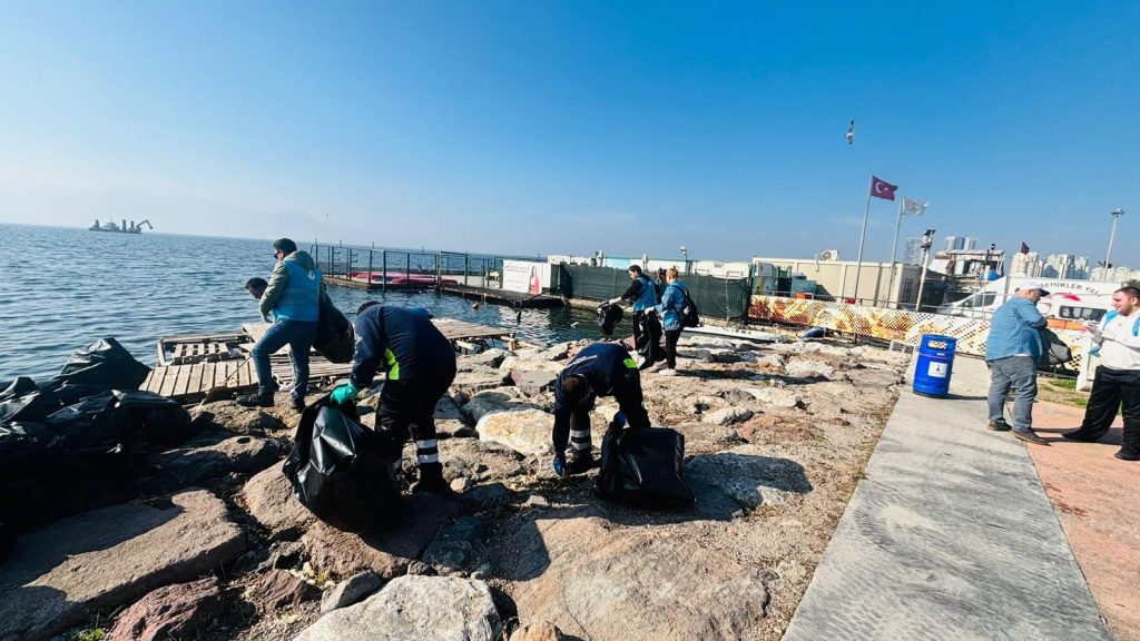 Doğaseverler Karşıyaka’da kıyı temizliği yaptı