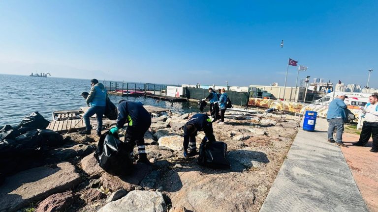 Doğaseverler Karşıyaka’da kıyı temizliği yaptı