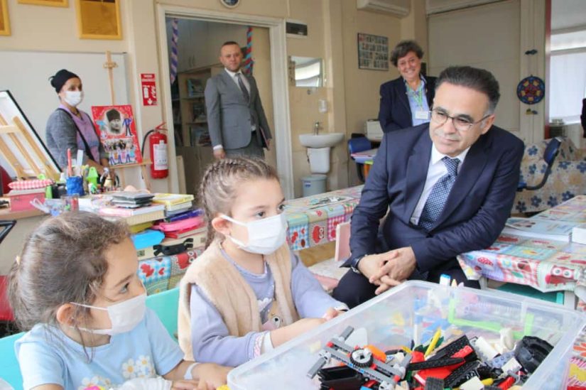 İzmir il Milli Eğitim Müdürü Ömer Yahşi’den Hastane Okuluna Anlamlı Ziyaret