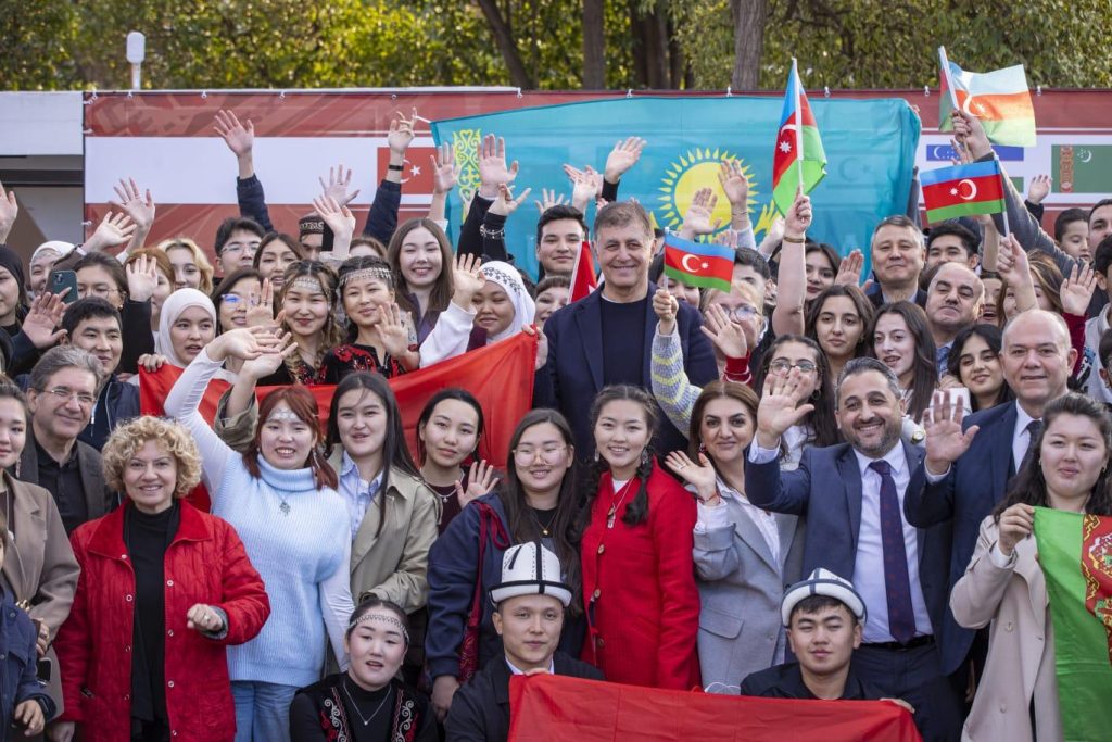 Tugay Dünya Türk Dili Ailesi Günü’nü öğrencilerle birlikte kutladı