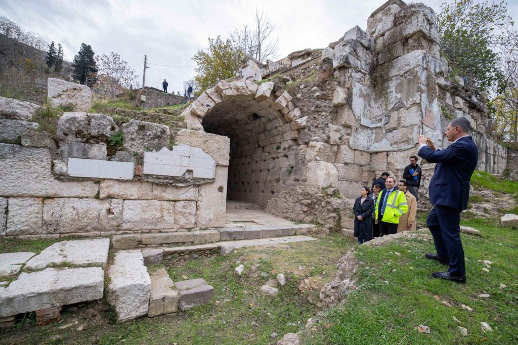 Smyrna Tiyatrosu gün yüzüne çıkıyor