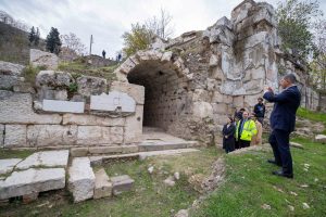 Smyrna Tiyatrosu gün yüzüne çıkıyor