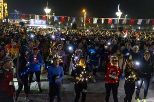 İzmir’de ışıklı en uzun gece koşusu!