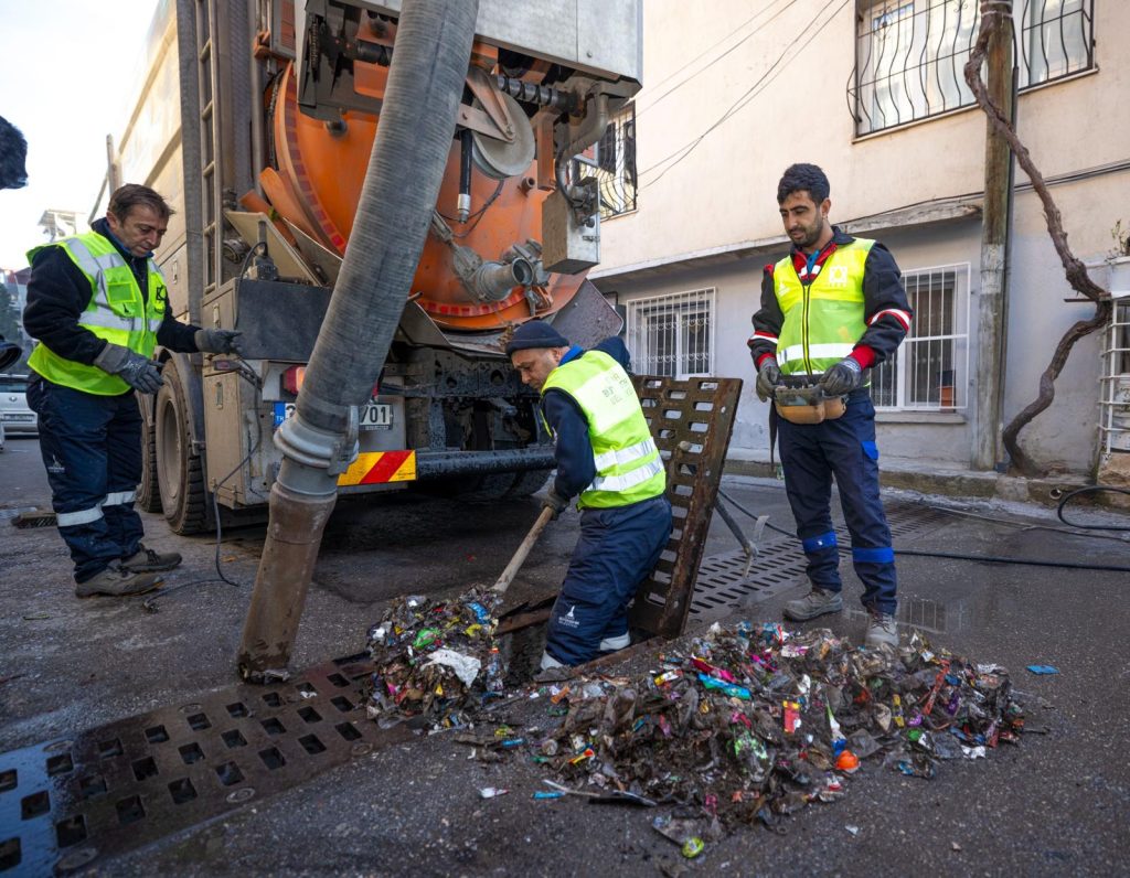 İZSU, 12 ilçede yağmur suyu ızgaralarını temizledi