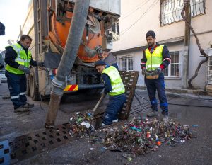 İZSU, 12 ilçede yağmur suyu ızgaralarını temizledi