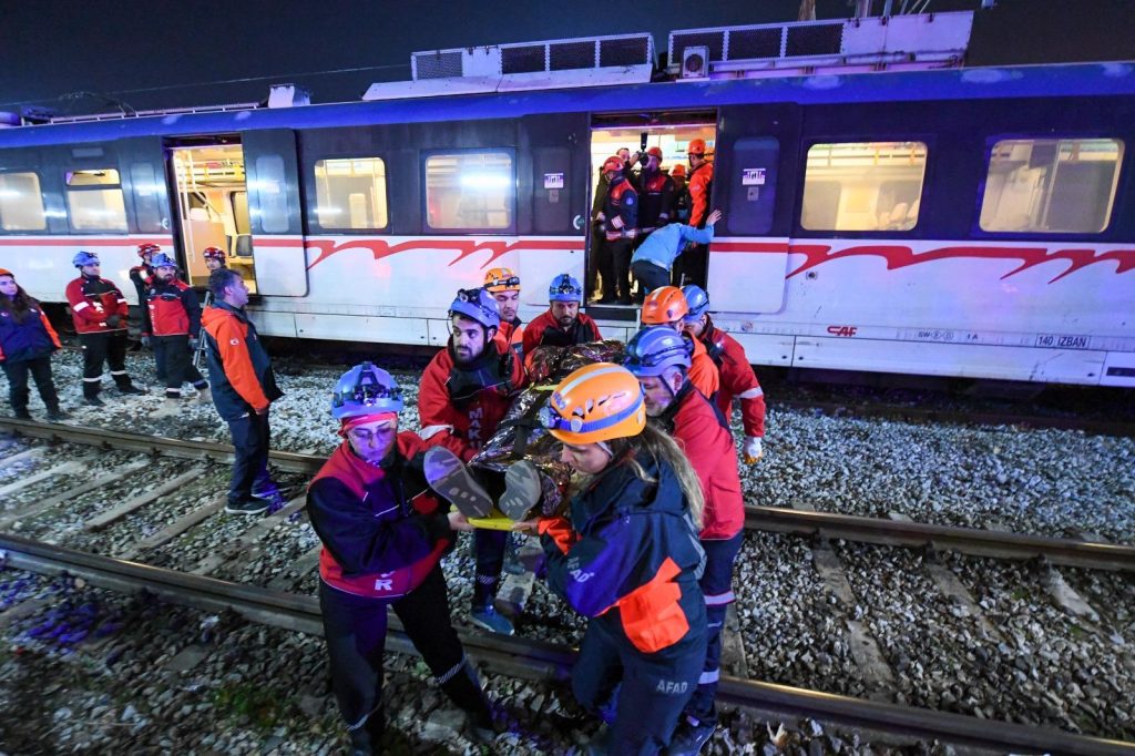 Menemen İZBAN İstasyonu’nda deprem ve kaza tatbikatı