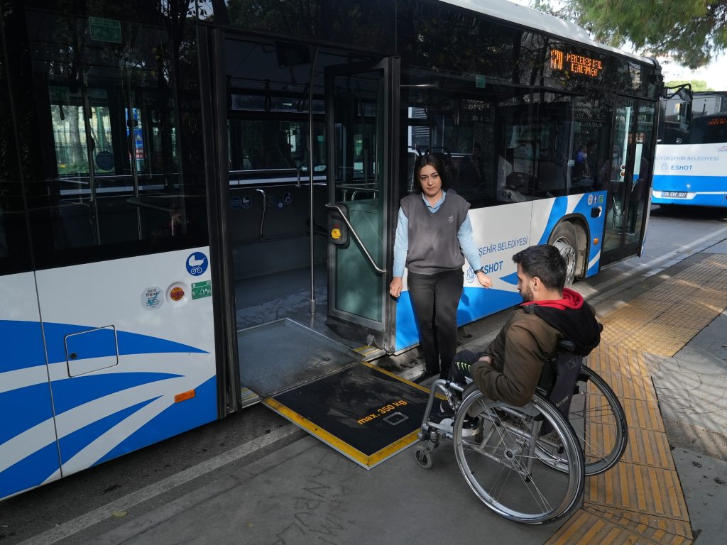 ESHOT’tan Engelliler için “Duraktayım” uygulaması