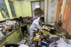 Alsancak’ta çöp ev operasyonu: 4 kamyon atık çıktı