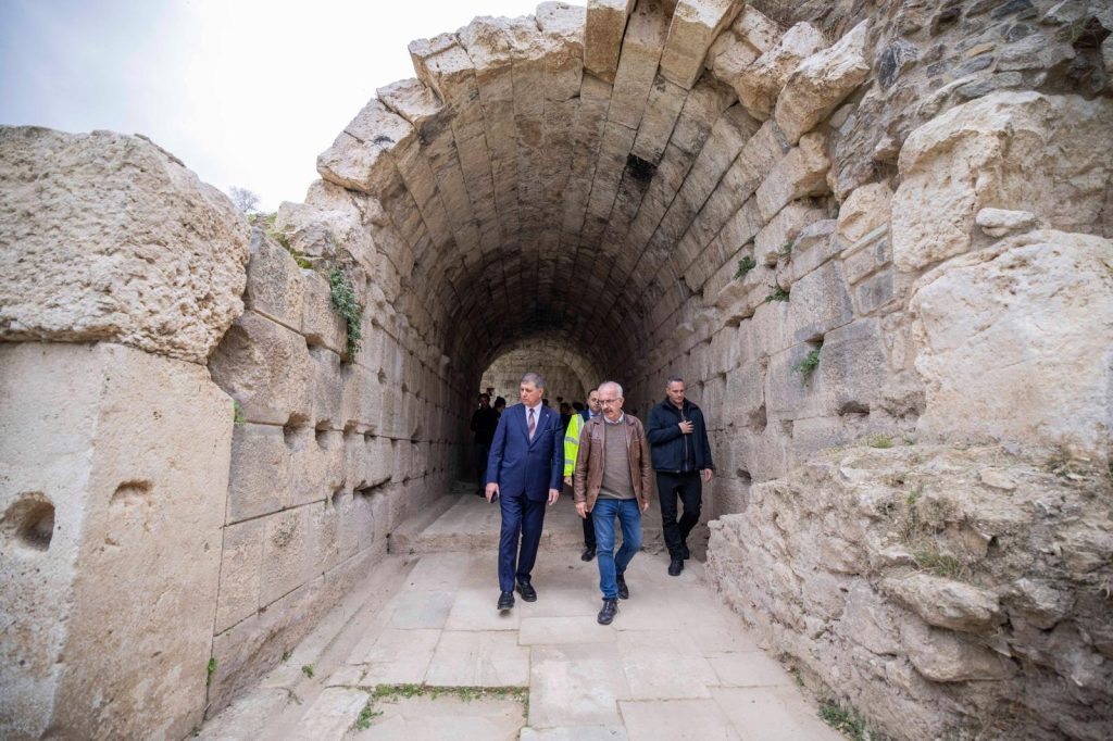 Smyrna Antik Tiyatrosu Çevresinde Dönüşüm: Yeni Yol ve Kamulaştırma Süreci Başladı