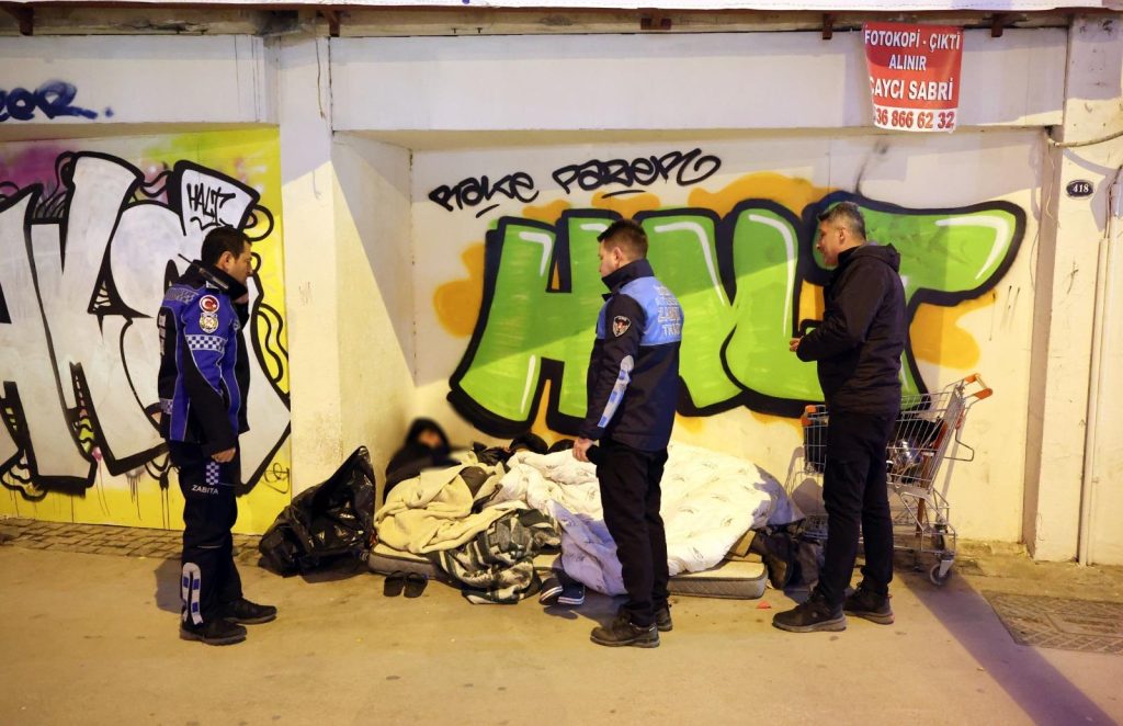 İzmir’de Soğuk Havalarda Sokakta Yaşayanlara Barınma Desteği