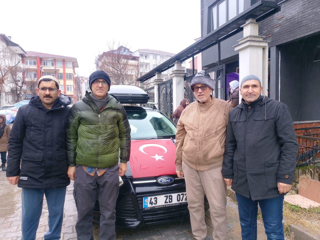 Simav’da 4 kafadar Umre yoluna karayoluyla çıktı