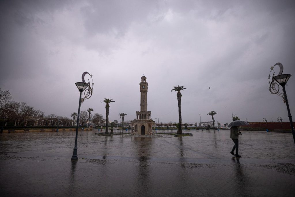 İzmir’i Sağanak ve Fırtına Vurdu: Kemeraltı Sular Altında, Ulaşım Durma Noktasında