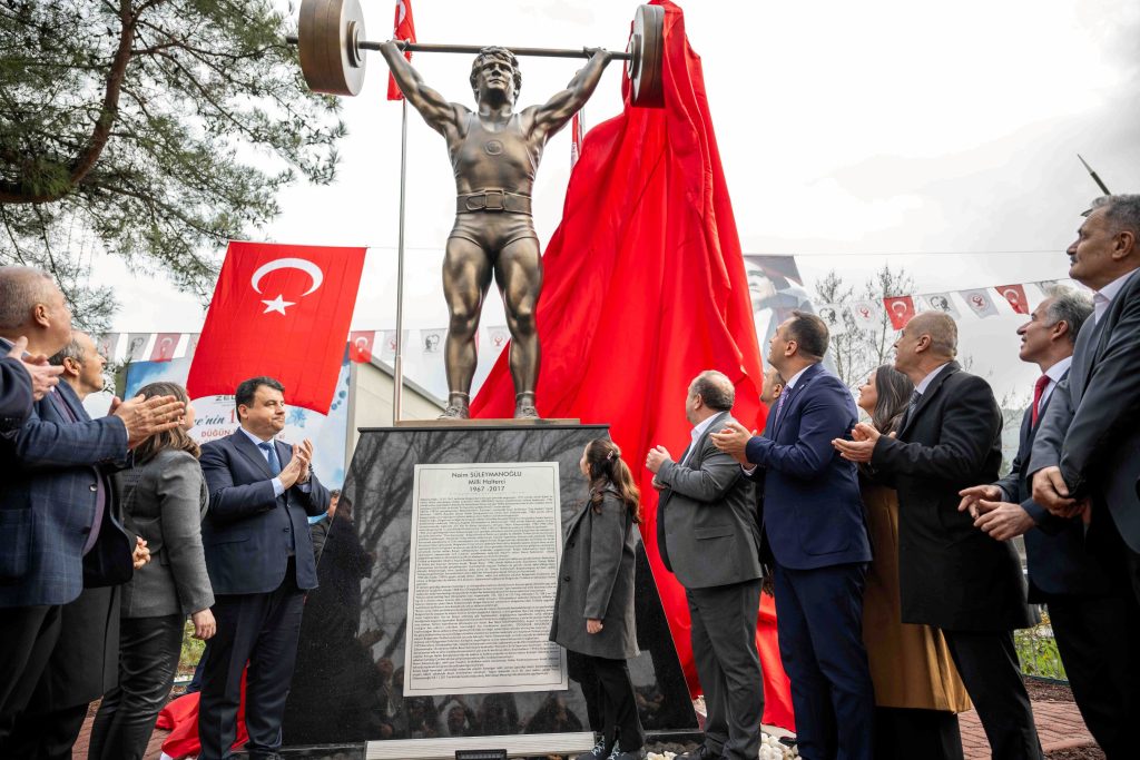 Bornova’ya Cep Herkülü Naim Süleymanoğlu Heykeli