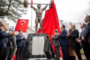 Bornova’ya Cep Herkülü Naim Süleymanoğlu Heykeli