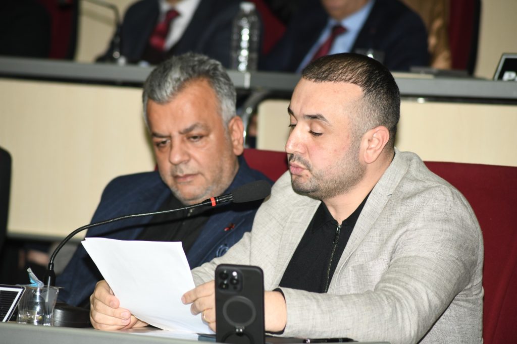 MHP’li Kaya’dan Sert Mesajlar: “Maaş Çiğli’den, Hizmet Başka Yere Olmaz!”