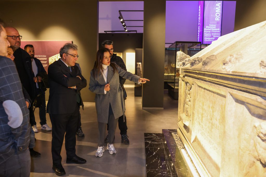 DEÜ Rektörü, İznik kazılarını inceledi