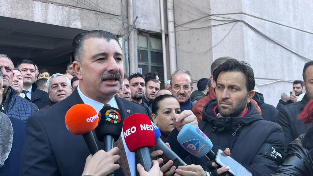 Başdaş’tan Tugay’a sert cevap “Belediyeyi kendi hesabınıza yönetemezsiniz”