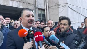 Başdaş’tan Tugay’a sert cevap “Belediyeyi kendi hesabınıza yönetemezsiniz”