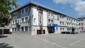 AK Parti’den Bornova Belediyesi’ne “Okul Ruhsatı” Tepkisi: “Eser Değil Engel Üretiyorlar”