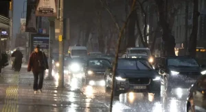 İzmir’de Yağmur yağdı böyle oldu; Sağanak ve Fırtına Hayatı Felç Etti