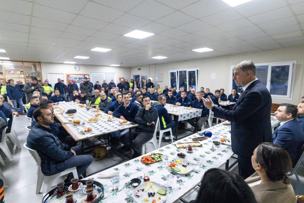 Başkan Tugay, Park ve Bahçeler Dairesi personeliyle bir araya geldi