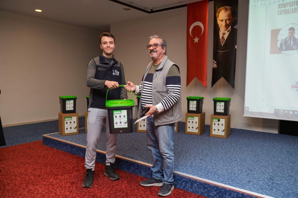 İzmir’de Evsel Atıklar İçin Bokaşi Uygulaması Başlatıldı