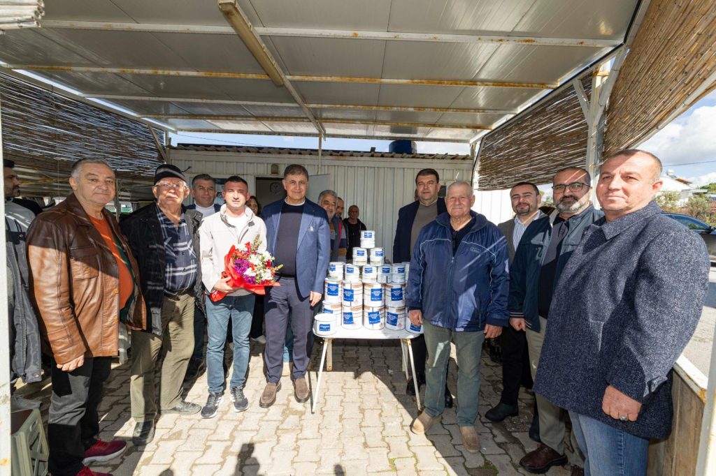 İzmir’de küçük ölçekli balıkçılara tekne bakım malzemesi desteği